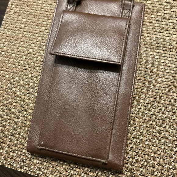 Unbranded crossbody with lots of compartments - Picture 2 of 6